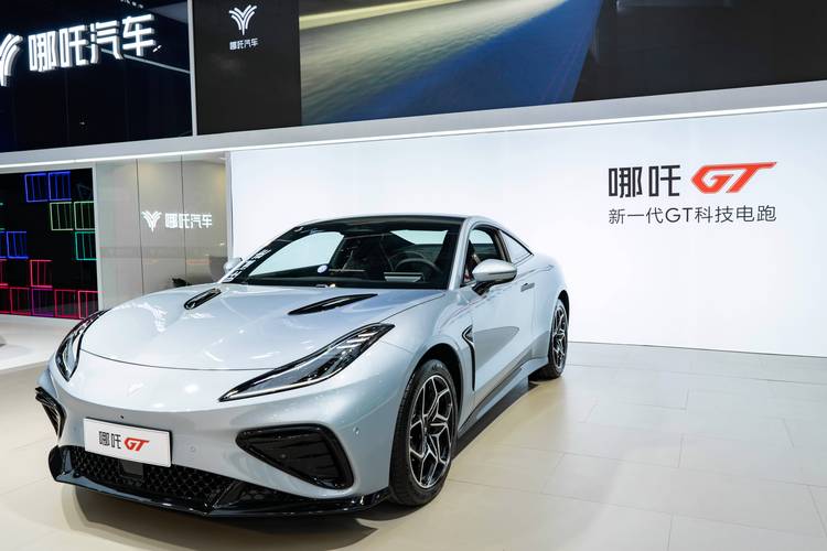 深圳226哪吒汽车在智能汽车领域的表现，领途汽车在新能源汽车市场中的影响力